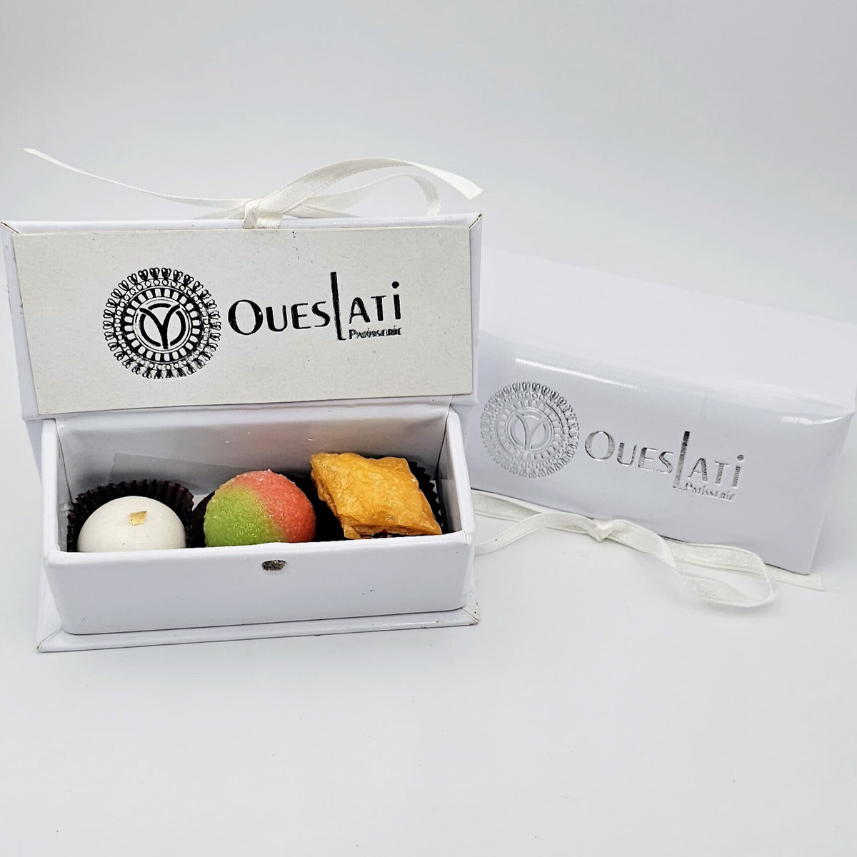 Coffret convive blanc Oueslati avec mlabes amande, boule amande et baklawa