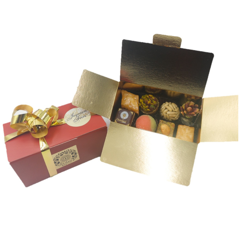 Petit ballotin rouge Joyeuses Fêtes garni de baklawa, kaak et boules orientales